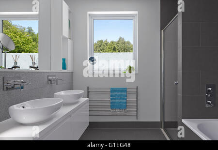 Eingeschossige Erweiterung, Mincheon Road, London. Modernes Bad mit glatten Funktionen und weißen und grauen Fliesen. Stockfoto