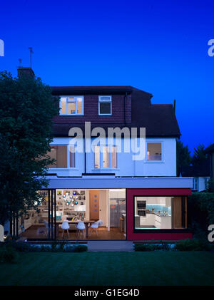 Eingeschossige Erweiterung, Mincheon Road, London. Blick auf offenen Wohnraum und Küche durch Glasschiebetüren an der Außenwand des Hauses. Stockfoto