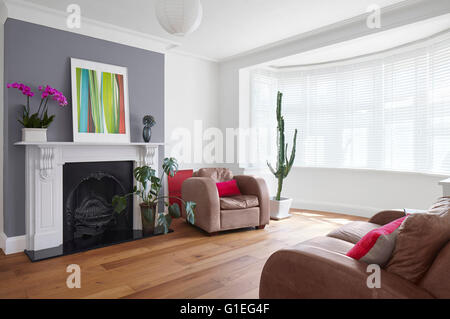 Eingeschossige Erweiterung, Mincheon Road, London. Modernes Wohnzimmer mit gewölbten Fenstern entlang der Wand. Stockfoto