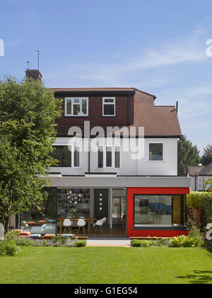 Eingeschossige Erweiterung, Mincheon Road, London.  Blick auf offenen Wohnraum und Küche durch Glasschiebetüren an der Außenwand des Hauses. Stockfoto