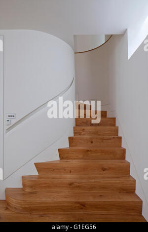 Moderne Familie Zuhause, Shepherds Bush, London. Hölzerne Wendeltreppe und weiße Wände. Stockfoto