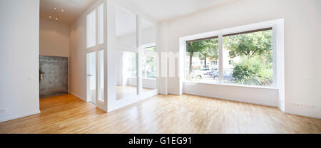 Buro, 53 Reichenberger Straße. Geräumiges Zimmer mit großen Fenstern und Glaswand. Modernes Layout. Stockfoto