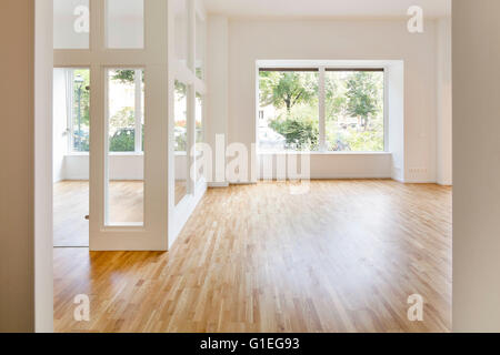 Buro, 53 Reichenberger Straße. Geräumige Grundfläche mit modernen Layout und großen Fenstern. Stockfoto