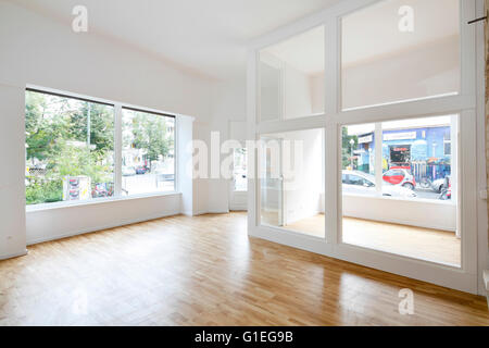Buro, 53 Reichenberger Straße. Geräumiges Zimmer mit Glaswänden und großen Fenstern. Modernes Layout. Stockfoto
