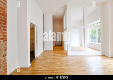 Buro, 53 Reichenberger Straße. Geräumiges Zimmer mit modernem Layout und Backstein-Mauer. Glaswand. Stockfoto