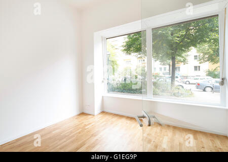 Buro, 53 Reichenberger Straße. Geräumiges Zimmer mit keine Möbel und große Fenster. Glas-Tür und Edelstahl Türklinke. Stockfoto