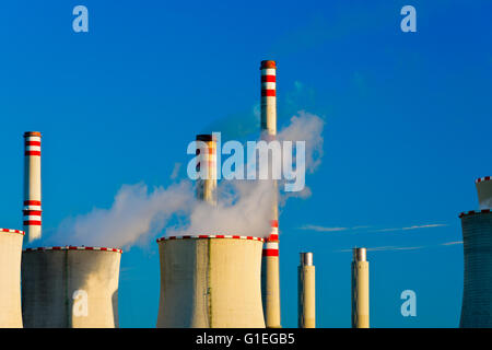 Detail des Kraftwerks mit blauem Himmel Stockfoto