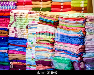 Handtücher in vielen Größen, Stilen und Farben müssen sehen auf der Strandstraße in thailand Stockfoto