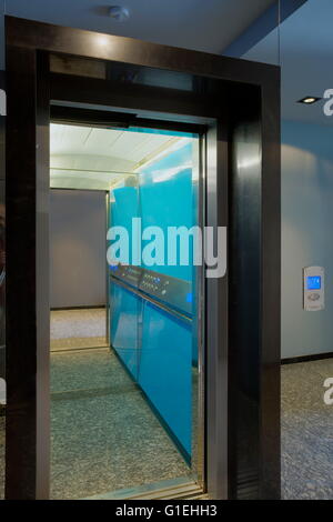 Aufzug Tür Eingang, Wohnhaus Stockfoto