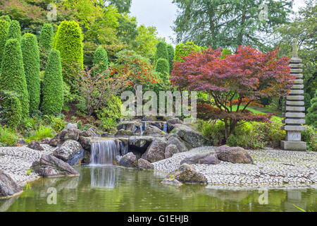 Kaskaden-Wasserfall im japanischen Garten in Bonn, Deutschland Stockfoto