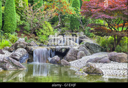 Kaskaden-Wasserfall im japanischen Garten in Bonn, Deutschland Stockfoto