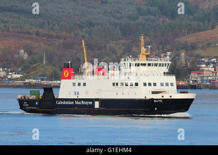 MV Bute, eine Autofähre von Caledonian MacBrayne (CalMac) betrieben vorbei Cloch Point auf den Firth of Clyde. Stockfoto