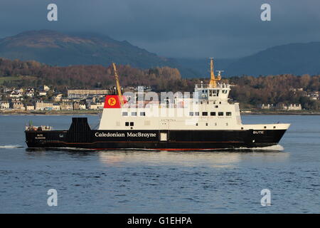 MV Bute, eine Autofähre von Caledonian MacBrayne (CalMac) betrieben vorbei Cloch Point auf den Firth of Clyde. Stockfoto