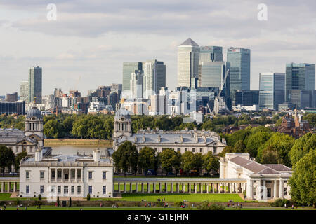 Die Queen's House und das Royal Naval College mit der Skyline von Canary Wharf mit der Unternehmenszentrale Wahrzeichen Stockfoto