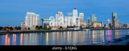 Panorama Skyline von London mit dem Wahrzeichen von Canary Wharf in der Abenddämmerung Stockfoto