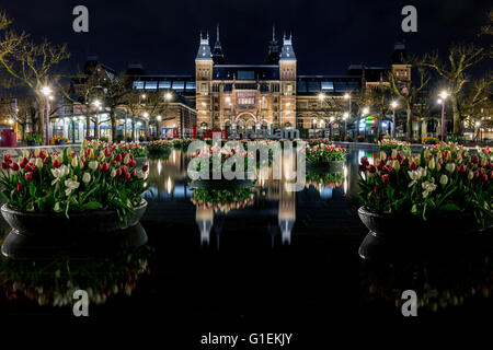 Amsterdamer Kanal in der Nacht mit Boot Lichtstrahlen Stockfoto