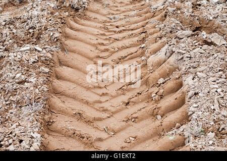Traktor-Fahrspuren auf dem Boden als Hintergrund Stockfoto