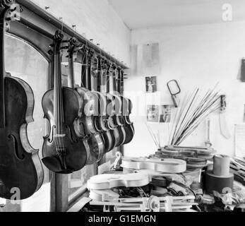 Violine-Workshop in der Jinney Ring Hanbury. Droitwich, Worcestershire. Handgemachte Violinen und Violas in verschiedenen Stadien. Ich beschäftige mich Stockfoto