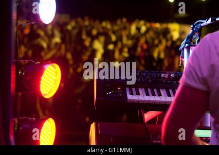 Bild von der Pianist, Klavier und das Rampenlicht in das Konzert und die tanzenden Publikum im Hintergrund. Hintergrundmusik Stockfoto