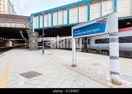 Birmingham New Street Station Zeichen auf einer Plattform mit einem Zug im Hintergrund, Birmingham, West Midlands, England, Großbritannien Stockfoto