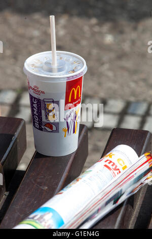 Tasse McDonald's Cola mit Stroh auf der Bank, McDonald's Drink Stockfoto