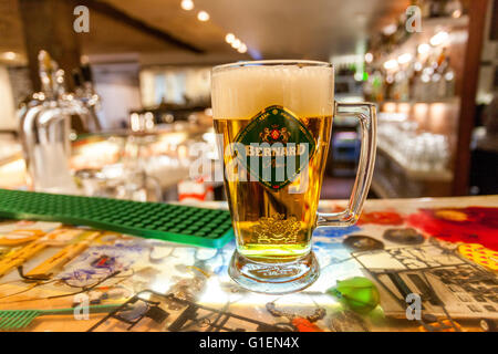 Die Taverne Mlynska, Bier Glas, Kampa, Prag Bar drinnen, Tschechische Republik, Europa Stockfoto