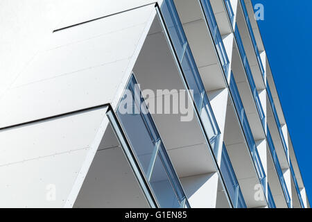 Abstrakte Fragment aus moderner Architektur, weiße Wände und Glas Balkone unter blauem Himmel Stockfoto