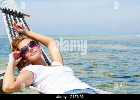 Mädchen zum Entspannen In der Hängematte Stockfoto