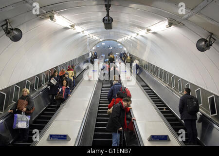 Pendler Reisen die Rolltreppe hinauf in die Holborn u-Bahnstation, London, UK Stockfoto