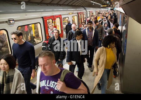 Rush Hour am Waterloo-u-Bahnstation auf der Londoner U-Bahn, London, UK Stockfoto