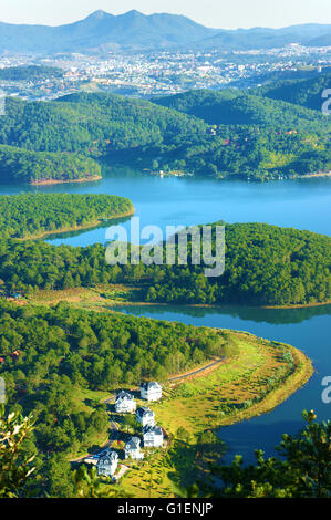 Fantastische Landschaft von Eco-See für Reisen in Dalat, Viet Nam, Villa unter Wald, schönen Urlaub für den Ökotourismus im Frühjahr Stockfoto