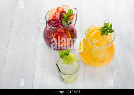 Drei Sommer Limonade auf weißem Holz Hintergrund Stockfoto