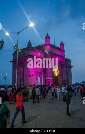 MUMBAI, Indien - 11. Oktober 2015: Nicht identifizierten Personen vor dem Gateway of India. Es wurde gebaut, um den Besuch des Gedenken Stockfoto