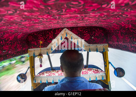 VARKALA, Indien - 18. Oktober 2015: Unbekannter Fahrer Auto-Rikscha in Varkala. Auto-Rikschas sind in Städten und Gemeinden verwendet. Stockfoto