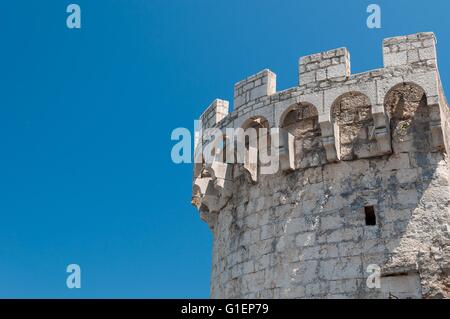 Einer der Türme in der alten Stadtmauer von Korcula in Kroatien. Blauen Himmel im Hintergrund Stockfoto