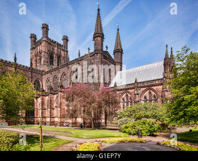 Ostende der Kathedrale von Chester, Cheshire, England, Großbritannien, aus dem Garden of Remembrance des Cheshire Regiment. Stockfoto