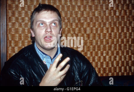 Der Deutsche Schauspieler, Komiker, Autor Und Moderator Hape Kerkeling Im Interview, 1990er Jahre Deutschland. Deutscher Schauspieler, Komiker, Autor und Moderator Hape Kerkeling, Deutschland der 1990er Jahre. Stockfoto