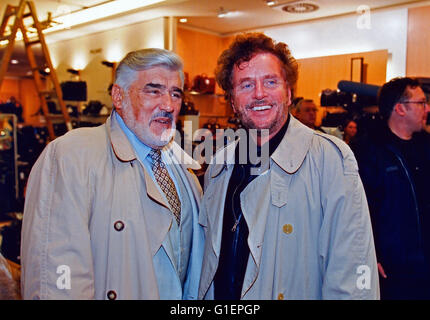 Der Deutsche Schauspieler Mario Adorf ("Links") Mit Regisseur Dieter Wedel, Deutschland 1990er Jahre. Deutscher Schauspieler Mario Adorf links () mit Regisseur Dieter Wedel, Deutschland der 1990er Jahre. Stockfoto