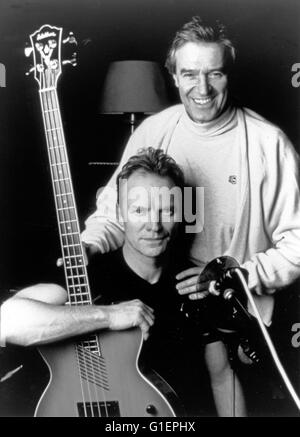 Der britischen Musiker, Sänger Und Schauspieler Sting ("Links") Und John McLaughlin, 1990er Jahre. Britischer Musiker, Sänger und Schauspieler Sting links () mit hJohn McLaughlin, der 1990er Jahre. Stockfoto