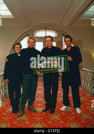 (V. l.) Goldenen Sie Michael Schuler, der britischen Musiker, Sänger Und Schauspieler Sting, Vico Antippas Und Ivo Sacchi Bei der Verleihung der Schallplatte ein Stachel Für Sein Album "Brand New Day", 1990er Jahre. (L, R), Michael Schuler, erhalten britischer Musiker, Sänger und Schauspieler Sting, Vico Antippas und Ivo Sacchi die goldene CD für Stings Album "Brand New Day", der 1990er Jahre. Stockfoto