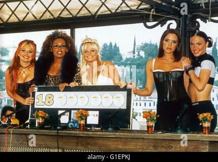 Sterben der britischen Girlband Spice Girls, doppelstrebig aus Victoria Adams, Melanie Brown, Emma Bunton, Melanie Chisholm Und Geraldine Halliwell, Großbritannien 1990er Jahre. Britische Mädchen-pop-Band Spice Girls, Großbritannien der 1990er Jahre. Stockfoto