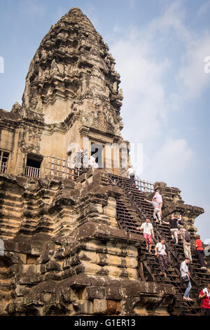 Touristen am Tempel von Angkor Wat in Siem Reap, Kambodscha Stockfoto