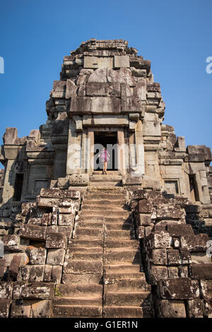 Ein Tourist in Chau Say-Tempel in Siem Reap, Kambodscha Stockfoto