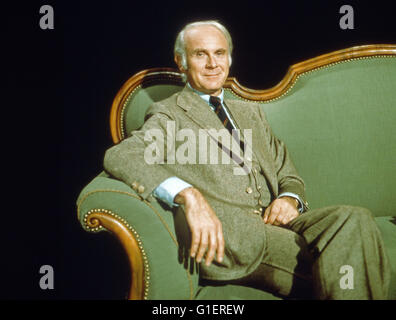 Der Deutsche Humorist Vicco von Bülow, aka: Loriot Auf Seiner Grünen Couch, 1980er Jahre Deutschland. Deutscher Humorist und Kabarett Künstler Vicco von Buelow, alias Loriot, Deutschland der 1980er Jahre. Stockfoto