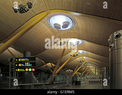 Moderne Architektur Decke Interieur von terminal 4 Gebäude, Adolfo Suárez Madrid-Barajas Flughafen Madrid, Spanien Stockfoto