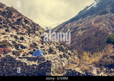 Camping auf einer verlassenen Ruinen in den Bergen. Stockfoto