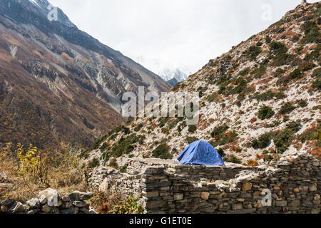 Camping auf einer verlassenen Ruinen in den Bergen. Stockfoto