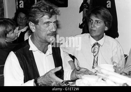 Der Deutsche Schauspieler Jürgen Prochnow Mit Ehefrau Isabel Goslar, Deutschland 1990er Jahre. Deutscher Schauspieler Juergen Prochnow mit seiner Frau Isabel Goslar, Deutschland der 1990er Jahre. Stockfoto