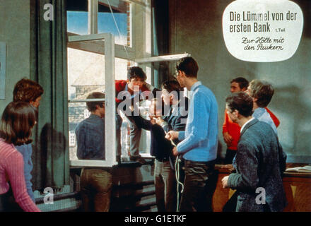 Sterben Sie Lümmel von der Ersten Bank - 1. Teil: Zur Hölle Mit Den Paukern, Deutschland 1968, Regie: Werner Jacobs, Monia: Hans Hansi Kraus (Mitte) Stockfoto