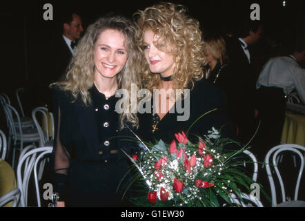 Sterben Sie Walisische Rock-Und Popsängerin Bonnie Tyler (Rechts) Mit der Deutschen Schlagersängerin Nicole, 1990er Jahre. Walisische Rock- und Pop-Sängerin Bonnie Tyler (rechts) mit deutschen Schlager Sängerin Nicole, der 1990er Jahre. Stockfoto